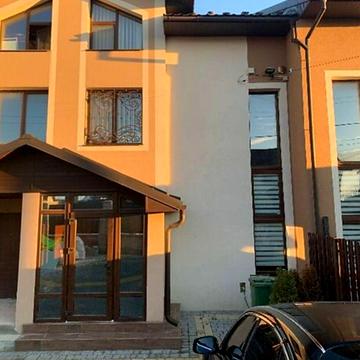 Богдана Хмельницького вул., 1