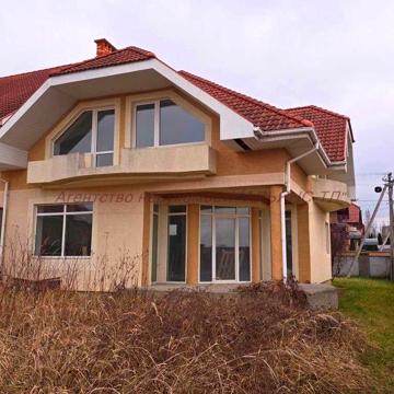 Будинок поряд з міською лікарнею в м Ужгород. рн Червениця
