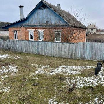 Продам дом. Г.Изюм .в доме газ свет вода бойлер ванна туалет .