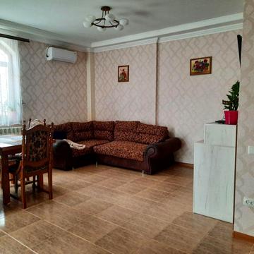 Продам  половину будинку в центрі від власника може підійти під бізнес