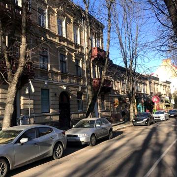 2-х кімнатна квартира по вул. Франка, центр міста.