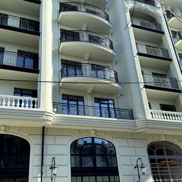 Простора однокімнатна квартира з терасою біля моря в Приморському районі в КБ Гімназіст