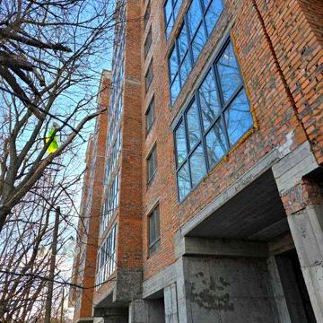 Однокімнатна двостороння (43,94м2). В затишному мікрорайоні. ЖК Янтарний