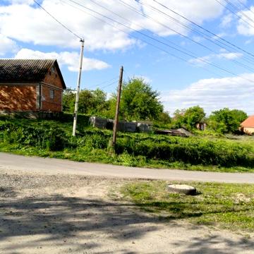 Будинок з комунікаціями і будматеріалами. Торг