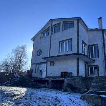 Продаж будинку в мальовничому місці для вашоі сімі вже чекає га вас
