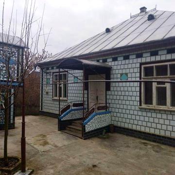 Продажться двохповерховий будинок