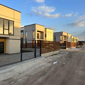 Продаж сучасних котеджів в Зубрі
