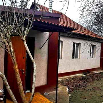 Пів будинку з усіма комунікаціями.Косметичний ремонт.