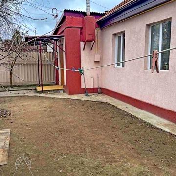 Пів будинку з усіма комунікаціями.Косметичний ремонт.