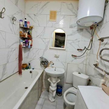 2-кімнатна квартира 42 м², жилий стан, великий балкон, вул. Данченко