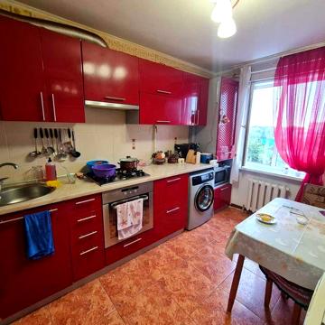 4-кімнатна квартира в жилому стані, вул. Радісна, м. Чорноморськ