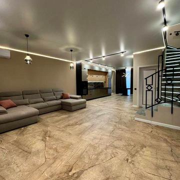 Продаж котеджу з дизайнерським ремонтом