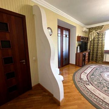 Продається простора 4-х кімнатна квартира в самому центрі міста.