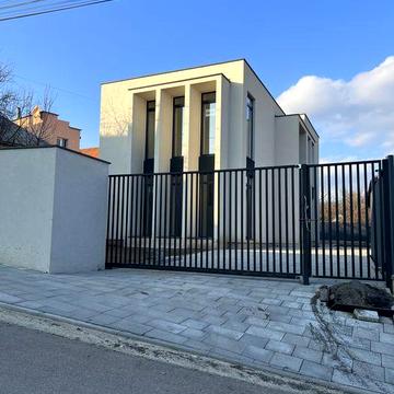 Неподалік пл Корятовича сучасний Будинок