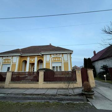 ПРОДАЄТЬСЯ особняк в м.Берегове