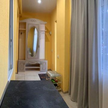 Двокімнатна квартира с ремонтом біля центру міста