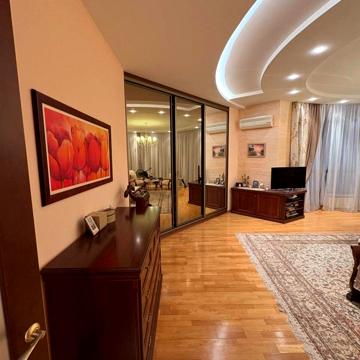 Простора 3-кімнатна квартира, площею 187 кв.м