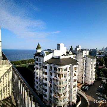 Двокімнатна квартира на Азарова в ЖК Граф з видовою терасою