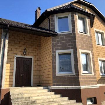 Стильний будинок в Совіньоні з ремонтом.