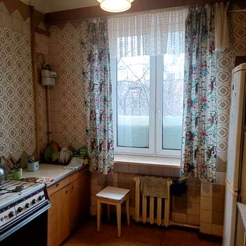 Продаж просторої світлої квартири в центрі міста .