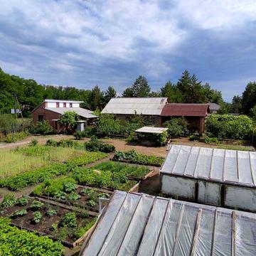 Продаж земельної ділянки із забудовами