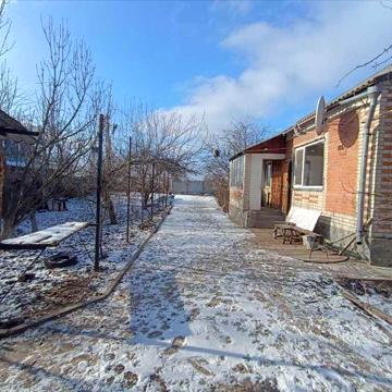 Затишний будинок поруч із містом