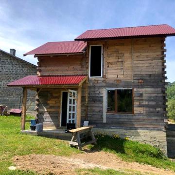 Будинок з територією
