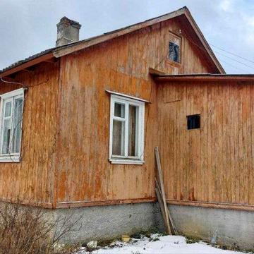 Половина будинку з великою земельною ділянкою перед Східницею