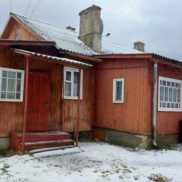 Половина будинку з великою земельною ділянкою перед Східницею