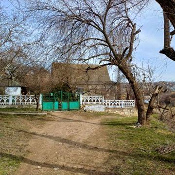 Будинок та земельна ділянка