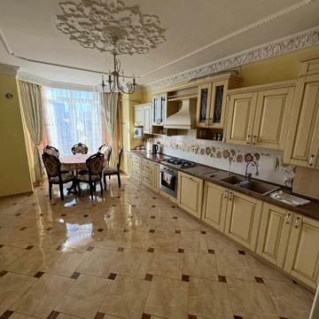Авраама Лінкольна вул., 6
