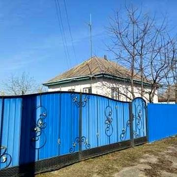 Будинок в центрі с. Лукашівка.