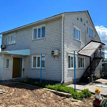 Продам просторий будинок з підвалом та укриттям, ділянкою та садом.
