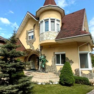 Продам будинок з критим басейном та ділянкою з лісом.Киїм 10км.