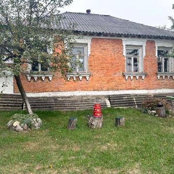 Цегляний будинок з прибудовою, підвалом, гаражем та літньою кухнею
