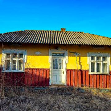 Продається будинок з ділянкою в селі Рожнів.
