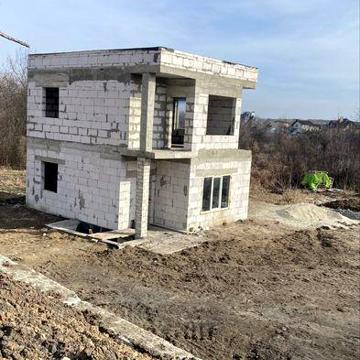 Готовий будинок на закритій територіі зі сховищем