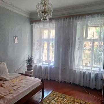Середня вул., 25