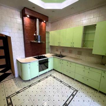 3 кімнатна квартира з окремою кладовою, балконом та власним опаленням