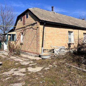 Пів будинку в центрі села