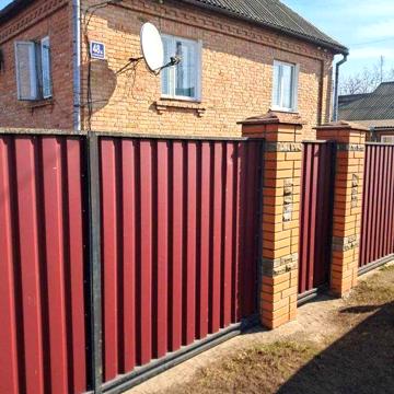 Двох поверховий будинок по вулиці Піонерська.