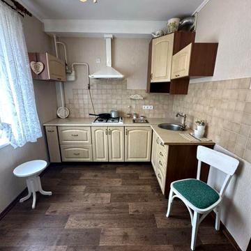 Продаж 1к.квартири 42,7 м2 по вулиці Момота