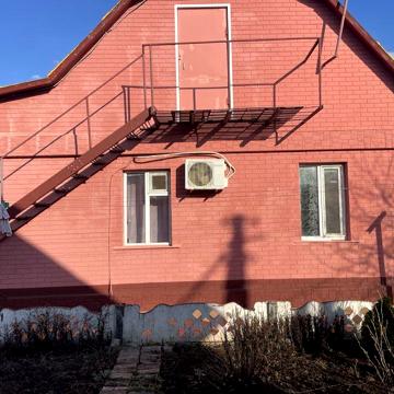 Будинок з ремонтом в тихому районі