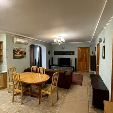 Квартира 4 кімнатна з мебоями та з гаражем