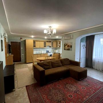 Квартира 4 кімнатна з мебоями та з гаражем