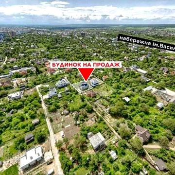 Будинок з частковим ремонтом неподалік міського озера