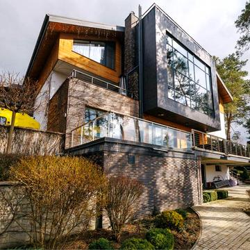 Лісники, панорамний будинок посеред сосен з власним СПА