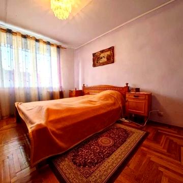 Центр Тисмениці, будинок на 4 квартири, місце для машини