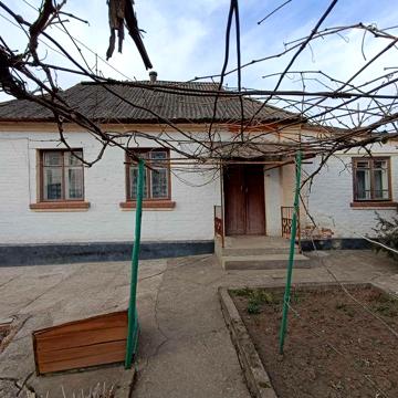 Продається окремий будинок р-н школи №3, всі зручності,підїзд асфальт