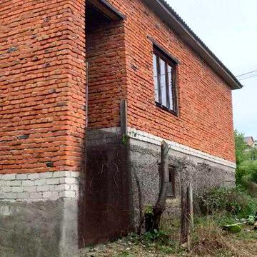 Продаж недобудованого будинку із земельною ділянкою